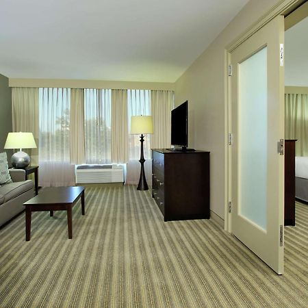 Отель Doubletree By Hilton Ньюарк Экстерьер фото