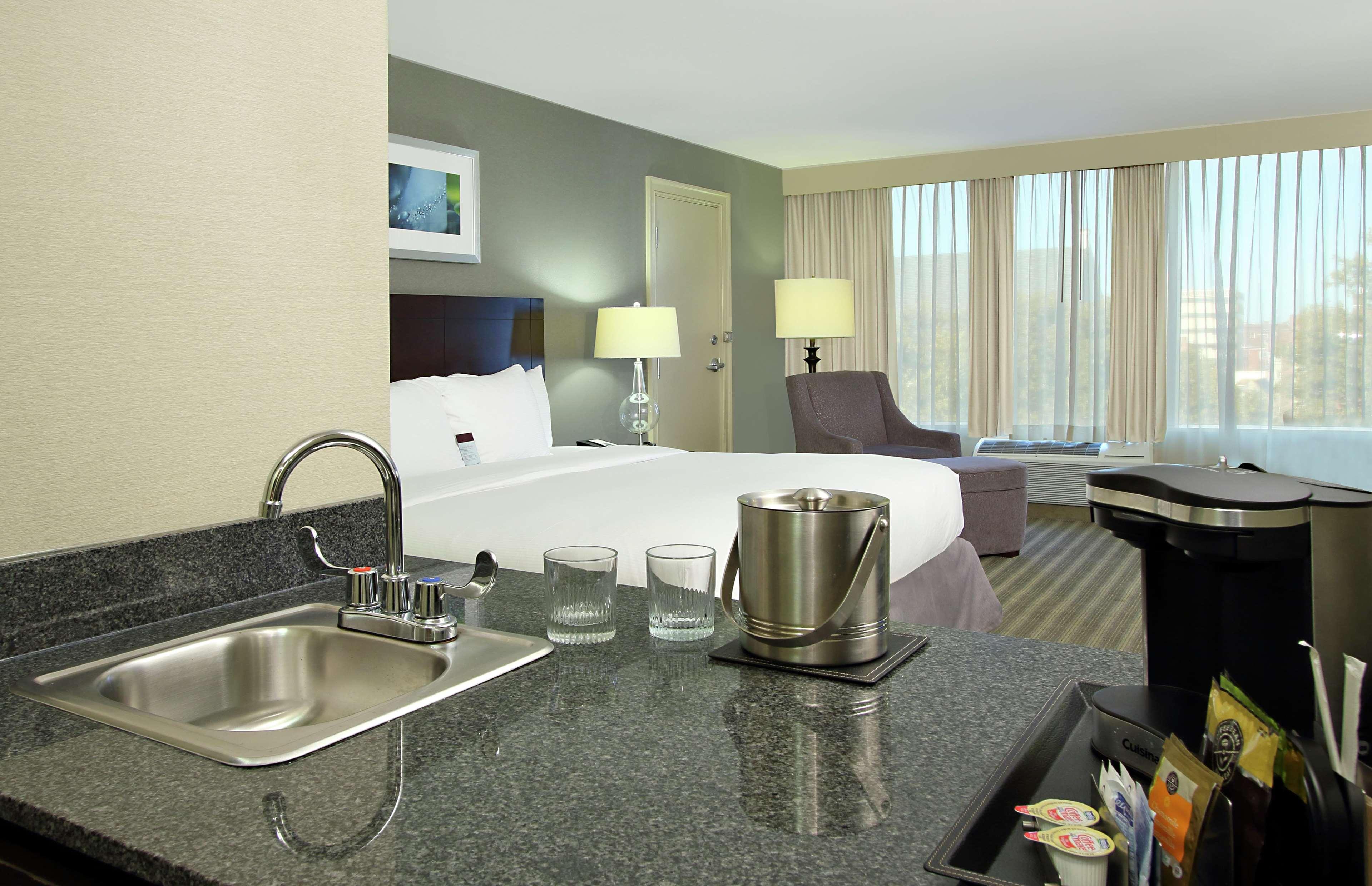 Отель Doubletree By Hilton Ньюарк Экстерьер фото