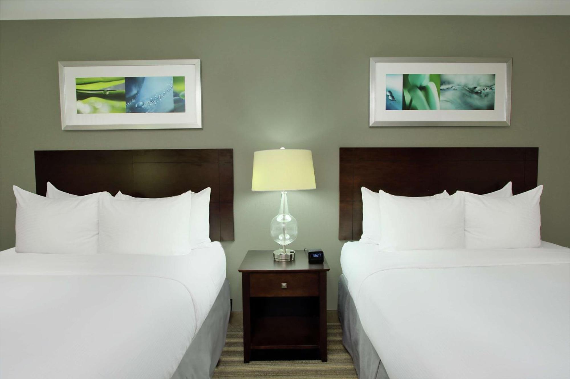 Отель Doubletree By Hilton Ньюарк Экстерьер фото